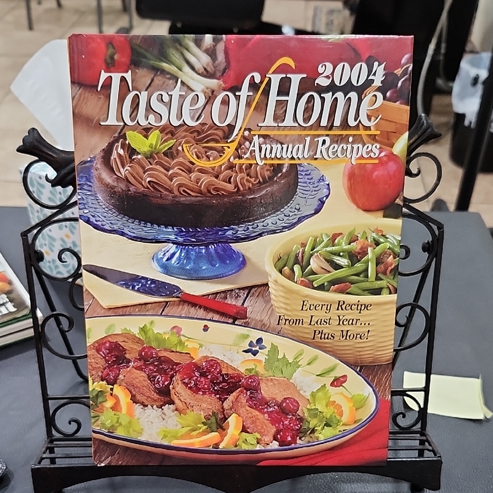 'TASTE of HOME 2004 ANNUAL RECIPES' COOKBOOK